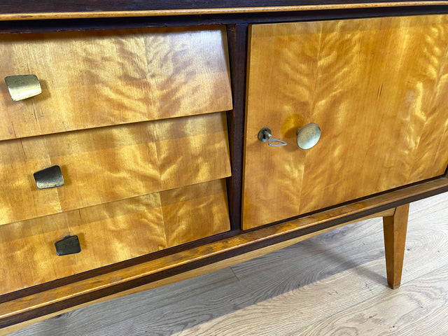 WMK Schönes & sehr gut erhaltenes Mid-Century Sideboard aus vollem Holz mit Schubladen & hübschen Messinggriffen # Kommode TV-Lowboard Fernsehkommode Wäschekommode Flurkommode Rockabilly Vintage 50er