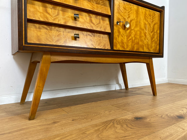 WMK Schönes & sehr gut erhaltenes Mid-Century Sideboard aus vollem Holz mit Schubladen & hübschen Messinggriffen # Kommode TV-Lowboard Fernsehkommode Wäschekommode Flurkommode Rockabilly Vintage 50er