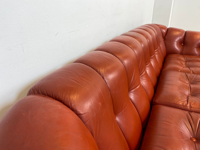 WMK Hochwertiges und äußerst bequemes skandinavisches Ledersofa mit weichem gestepptem Echtlederbezug # Sofa Couch Ledercouch Sitzgarnitur Ledergarnitur Chesterfield rotes Leder Echtleder 3er Vintage