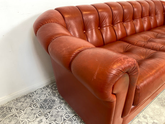 WMK Hochwertiges und äußerst bequemes skandinavisches Ledersofa mit weichem gestepptem Echtlederbezug # Sofa Couch Ledercouch Sitzgarnitur Ledergarnitur Chesterfield rotes Leder Echtleder 3er Vintage