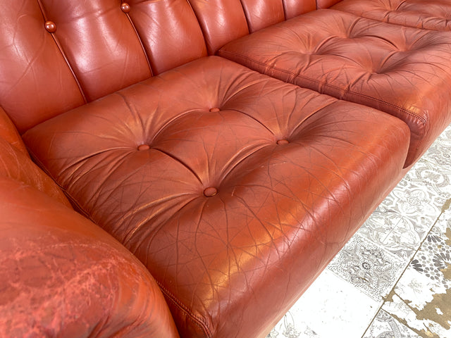 WMK Hochwertiges und äußerst bequemes skandinavisches Ledersofa mit weichem gestepptem Echtlederbezug # Sofa Couch Ledercouch Sitzgarnitur Ledergarnitur Chesterfield rotes Leder Echtleder 3er Vintage