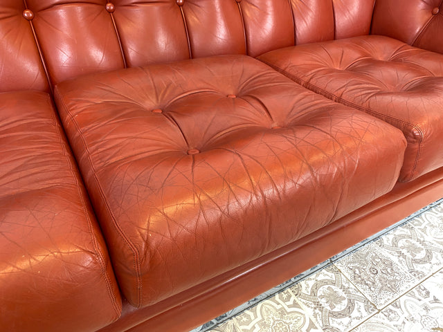 WMK Hochwertiges und äußerst bequemes skandinavisches Ledersofa mit weichem gestepptem Echtlederbezug # Sofa Couch Ledercouch Sitzgarnitur Ledergarnitur Chesterfield rotes Leder Echtleder 3er Vintage