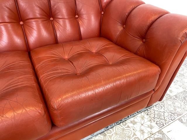 WMK Hochwertiges und äußerst bequemes skandinavisches Ledersofa mit weichem gestepptem Echtlederbezug # Sofa Couch Ledercouch Sitzgarnitur Ledergarnitur Chesterfield rotes Leder Echtleder 3er Vintage