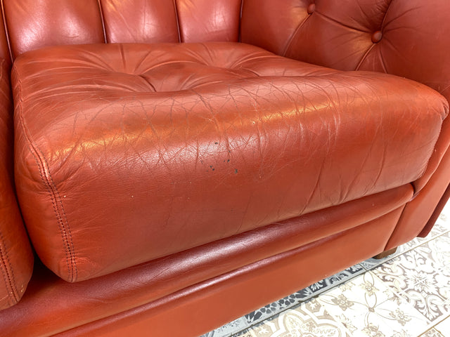 WMK Hochwertiges und äußerst bequemes skandinavisches Ledersofa mit weichem gestepptem Echtlederbezug # Sofa Couch Ledercouch Sitzgarnitur Ledergarnitur Chesterfield rotes Leder Echtleder 3er Vintage