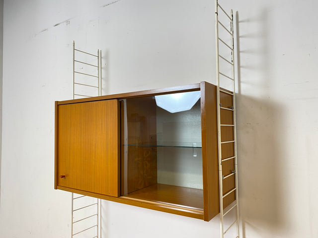 Kultiges modulares DDR Regalsystem Sybille aus 1968 mit weißen Regalleitern & Vitrine