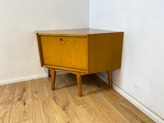 WMK Formschlichte und sehr geräumige helle Mid-Century Eckkommode aus 1965 von VEB Möbelfabrik Werdau # Eckschrank Kommode Schrank Wäschekommode DDR Vintage 50er 60er 3336/D Retro # Versand möglich