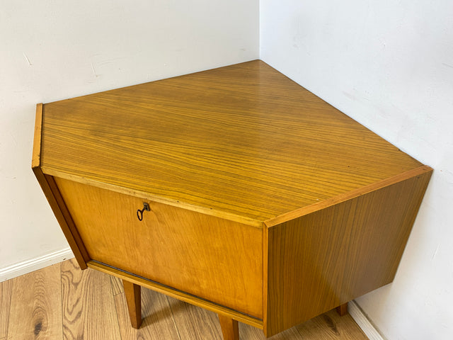 WMK Formschlichte und sehr geräumige helle Mid-Century Eckkommode aus 1965 von VEB Möbelfabrik Werdau # Eckschrank Kommode Schrank Wäschekommode DDR Vintage 50er 60er 3336/D Retro # Versand möglich