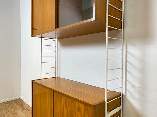 Kultiges modulares DDR Regalsystem Sybille aus 1968 mit weißen Regalleitern & Vitrine