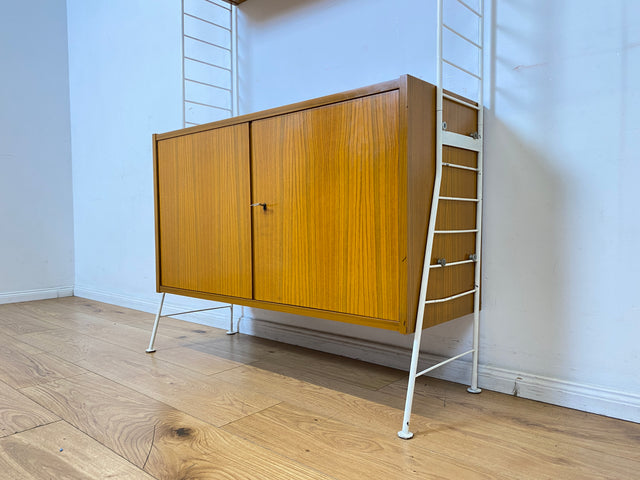 Kultiges modulares DDR Regalsystem Sybille aus 1968 mit weißen Regalleitern & Vitrine
