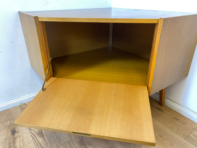 WMK Formschlichte und sehr geräumige helle Mid-Century Eckkommode aus 1965 von VEB Möbelfabrik Werdau # Eckschrank Kommode Schrank Wäschekommode DDR Vintage 50er 60er 3336/D Retro # Versand möglich