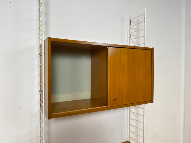 Kultiges modulares DDR Regalsystem Sybille aus 1968 mit weißen Regalleitern & Vitrine