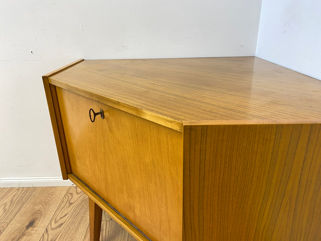 WMK Formschlichte und sehr geräumige helle Mid-Century Eckkommode aus 1965 von VEB Möbelfabrik Werdau # Eckschrank Kommode Schrank Wäschekommode DDR Vintage 50er 60er 3336/D Retro # Versand möglich