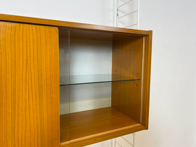 Kultiges modulares DDR Regalsystem Sybille aus 1968 mit weißen Regalleitern & Vitrine
