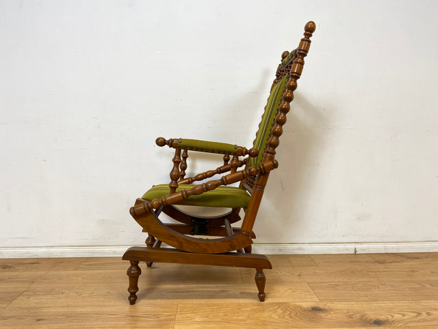 WMK Besonders schöner und sehr gut erhaltener skandinavischer antiker Schaukelstuhl aus gedrechseltem Vollholz Rahmen mit bodenschonender Federwippung # Stuhl Sessel Lesesessel Rocking Chair Vintage