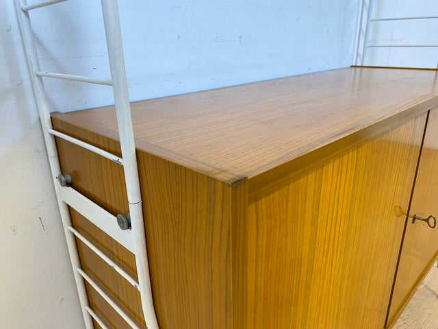 Kultiges modulares DDR Regalsystem Sybille aus 1968 mit weißen Regalleitern & Vitrine