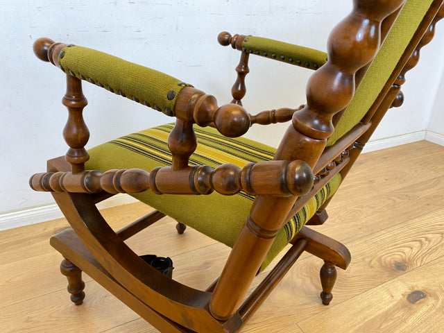 WMK Besonders schöner und sehr gut erhaltener skandinavischer antiker Schaukelstuhl aus gedrechseltem Vollholz Rahmen mit bodenschonender Federwippung # Stuhl Sessel Lesesessel Rocking Chair Vintage