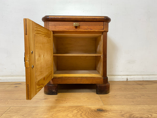 WMK 1/2 Sehr schöner Art deco Nachtschrank aus vollem Holz, mit Schubladen, original Messingbeschlägen und pflegeleichter Resopal Oberfläche # Nachtkommode Nachttisch Nachtschränkchen Kommode Vintage