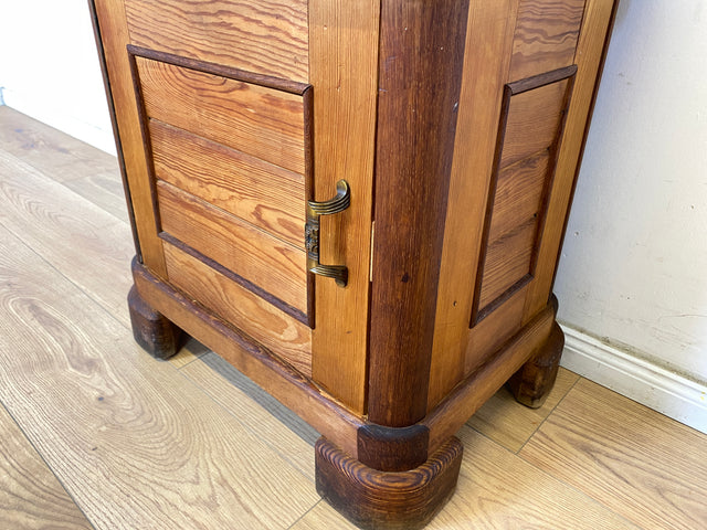 WMK 1/2 Sehr schöner Art deco Nachtschrank aus vollem Holz, mit Schubladen, original Messingbeschlägen und pflegeleichter Resopal Oberfläche # Nachtkommode Nachttisch Nachtschränkchen Kommode Vintage