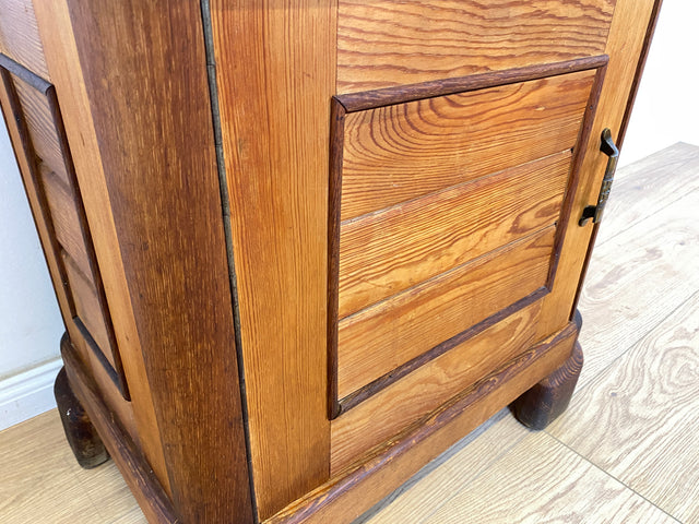 WMK 1/2 Sehr schöner Art deco Nachtschrank aus vollem Holz, mit Schubladen, original Messingbeschlägen und pflegeleichter Resopal Oberfläche # Nachtkommode Nachttisch Nachtschränkchen Kommode Vintage