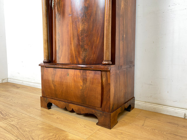 WMK Vornehmer und gut erhaltener Biedermeier Säulenschrank aus vollem Holz in Mahagoni , um 1850 # Silberschrank Hochschrank Pfeilerschrank Schrank Vertiko Wäscheschrank Highboard Antik Vintage