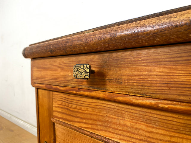 WMK 1/2 Sehr schöner Art deco Nachtschrank aus vollem Holz, mit Schubladen, original Messingbeschlägen und pflegeleichter Resopal Oberfläche # Nachtkommode Nachttisch Nachtschränkchen Kommode Vintage