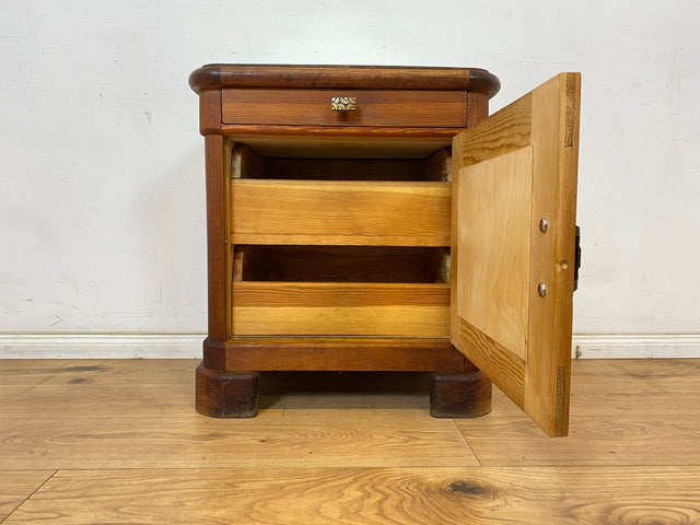 WMK 1/2 Sehr schöner Art deco Nachtschrank aus vollem Holz, mit Schubladen, original Messingbeschlägen und pflegeleichter Resopal Oberfläche # Nachtkommode Nachttisch Nachtschränkchen Kommode Vintage