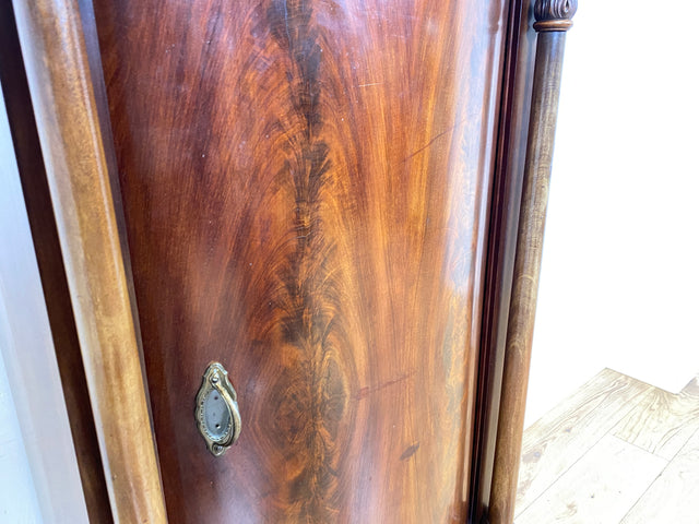 WMK Vornehmer und gut erhaltener Biedermeier Säulenschrank aus vollem Holz in Mahagoni , um 1850 # Silberschrank Hochschrank Pfeilerschrank Schrank Vertiko Wäscheschrank Highboard Antik Vintage