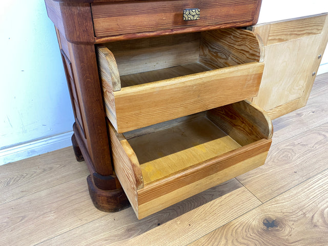 WMK 1/2 Sehr schöner Art deco Nachtschrank aus vollem Holz, mit Schubladen, original Messingbeschlägen und pflegeleichter Resopal Oberfläche # Nachtkommode Nachttisch Nachtschränkchen Kommode Vintage