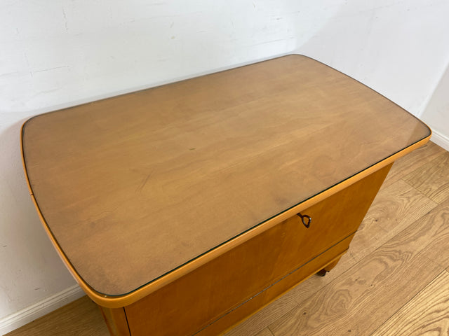 WMK Formschöne und sehr gut erhaltene Mid-Century Barkommode aus 1958 auf Rollen mit Flaschen- & Gläserhalterungen # Bar Barschrank Mini-Bar Servierwagen Teewagen Kommode Vintage DDR Rockabilly 50er