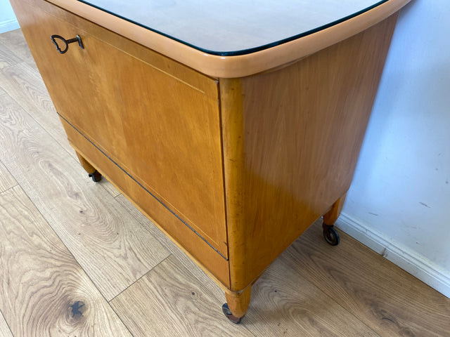 WMK Formschöne und sehr gut erhaltene Mid-Century Barkommode aus 1958 auf Rollen mit Flaschen- & Gläserhalterungen # Bar Barschrank Mini-Bar Servierwagen Teewagen Kommode Vintage DDR Rockabilly 50er