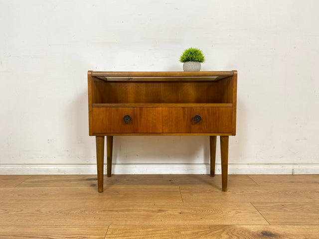 WMK Formschöne &amp; sehr gut erhaltene kleine Mid-Century Kommode aus 1956, massives Nussbaumholz, mit Vitrine, Schubladen &amp; Messinggriffen # Schränkchen Flurkommode Sideboard Beistelltisch Vintage 50er