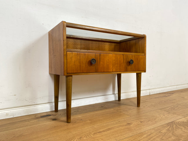 WMK Formschöne &amp; sehr gut erhaltene kleine Mid-Century Kommode aus 1956, massives Nussbaumholz, mit Vitrine, Schubladen &amp; Messinggriffen # Schränkchen Flurkommode Sideboard Beistelltisch Vintage 50er