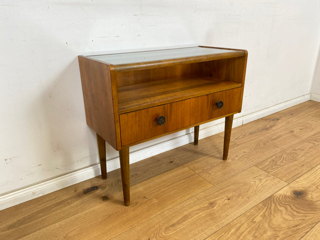 WMK Formschöne &amp; sehr gut erhaltene kleine Mid-Century Kommode aus 1956, massives Nussbaumholz, mit Vitrine, Schubladen &amp; Messinggriffen # Schränkchen Flurkommode Sideboard Beistelltisch Vintage 50er