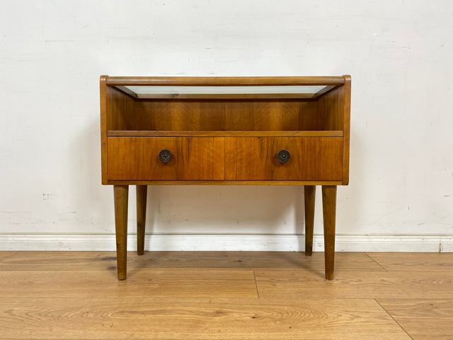 WMK Formschöne &amp; sehr gut erhaltene kleine Mid-Century Kommode aus 1956, massives Nussbaumholz, mit Vitrine, Schubladen &amp; Messinggriffen # Schränkchen Flurkommode Sideboard Beistelltisch Vintage 50er