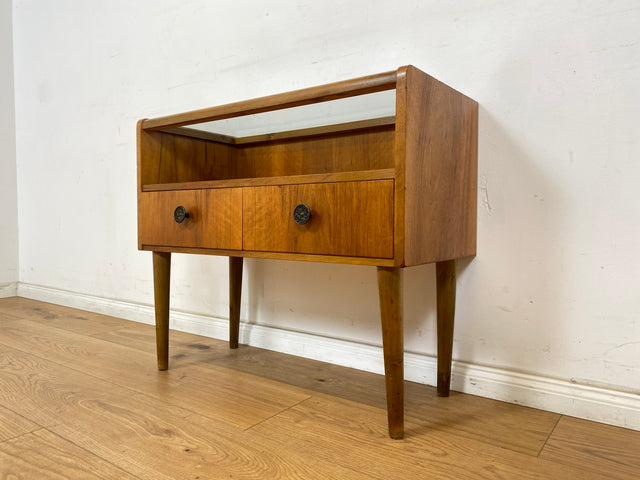 WMK Formschöne &amp; sehr gut erhaltene kleine Mid-Century Kommode aus 1956, massives Nussbaumholz, mit Vitrine, Schubladen &amp; Messinggriffen # Schränkchen Flurkommode Sideboard Beistelltisch Vintage 50er