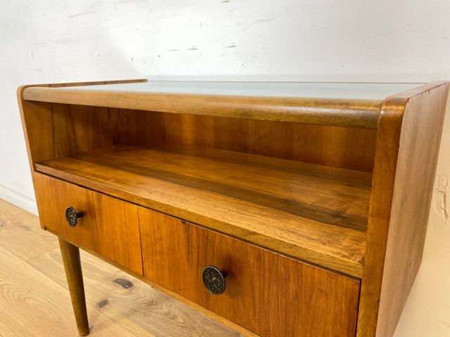 WMK Formschöne &amp; sehr gut erhaltene kleine Mid-Century Kommode aus 1956, massives Nussbaumholz, mit Vitrine, Schubladen &amp; Messinggriffen # Schränkchen Flurkommode Sideboard Beistelltisch Vintage 50er