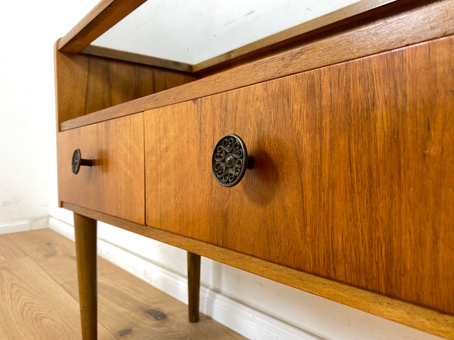 WMK Formschöne &amp; sehr gut erhaltene kleine Mid-Century Kommode aus 1956, massives Nussbaumholz, mit Vitrine, Schubladen &amp; Messinggriffen # Schränkchen Flurkommode Sideboard Beistelltisch Vintage 50er