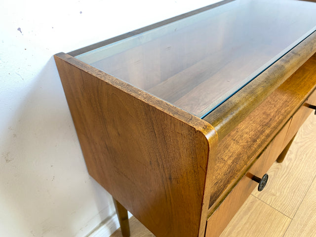 WMK Formschöne &amp; sehr gut erhaltene kleine Mid-Century Kommode aus 1956, massives Nussbaumholz, mit Vitrine, Schubladen &amp; Messinggriffen # Schränkchen Flurkommode Sideboard Beistelltisch Vintage 50er