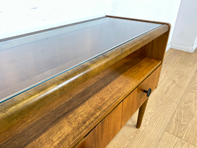 WMK Formschöne &amp; sehr gut erhaltene kleine Mid-Century Kommode aus 1956, massives Nussbaumholz, mit Vitrine, Schubladen &amp; Messinggriffen # Schränkchen Flurkommode Sideboard Beistelltisch Vintage 50er