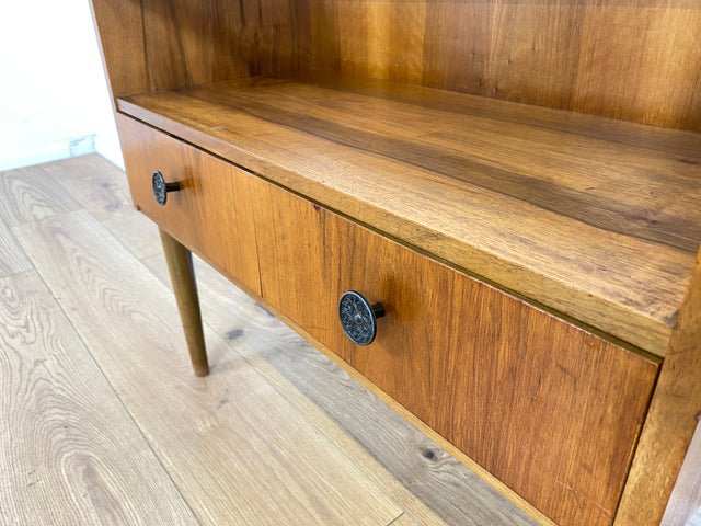 WMK Formschöne &amp; sehr gut erhaltene kleine Mid-Century Kommode aus 1956, massives Nussbaumholz, mit Vitrine, Schubladen &amp; Messinggriffen # Schränkchen Flurkommode Sideboard Beistelltisch Vintage 50er