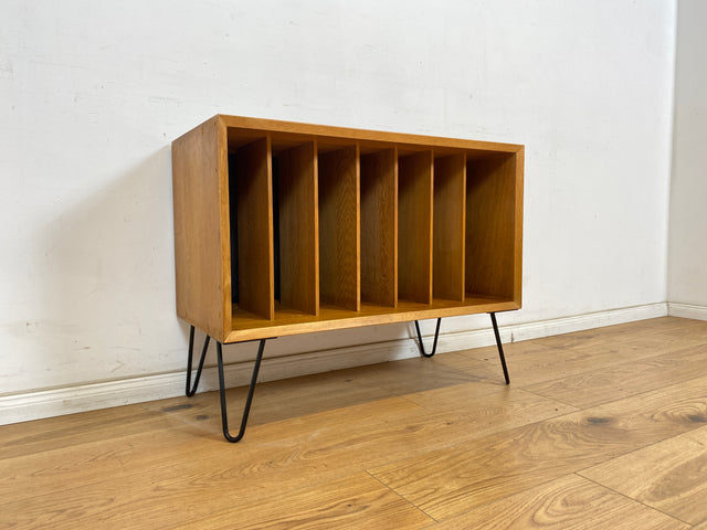 WMK Stilvolle, minimalistische Mid-Century Kommode für Schallplatten , 60er Jahre Korpus upcycled mit neuen Metallfüßen # Vinylschrank Regal Sideboard Bücherschrank Regal Schallplattenregal Vintage