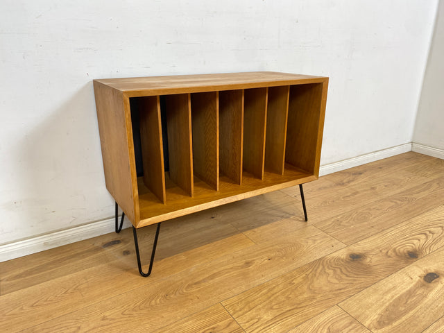 WMK Stilvolle, minimalistische Mid-Century Kommode für Schallplatten , 60er Jahre Korpus upcycled mit neuen Metallfüßen # Vinylschrank Regal Sideboard Bücherschrank Regal Schallplattenregal Vintage