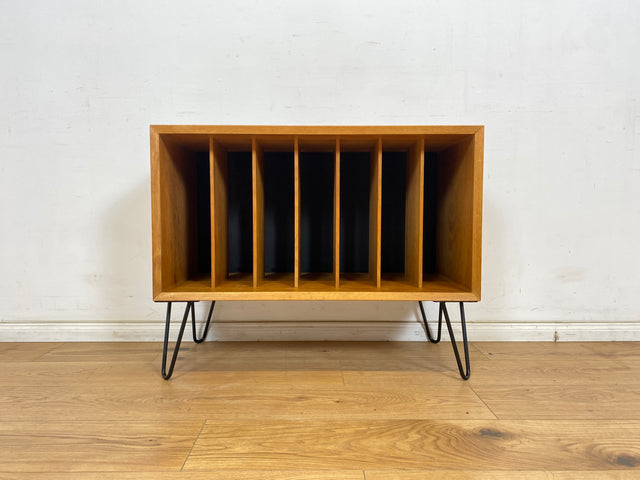 WMK Stilvolle, minimalistische Mid-Century Kommode für Schallplatten , 60er Jahre Korpus upcycled mit neuen Metallfüßen # Vinylschrank Regal Sideboard Bücherschrank Regal Schallplattenregal Vintage