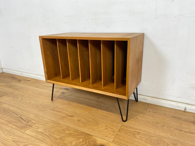 WMK Stilvolle, minimalistische Mid-Century Kommode für Schallplatten , 60er Jahre Korpus upcycled mit neuen Metallfüßen # Vinylschrank Regal Sideboard Bücherschrank Regal Schallplattenregal Vintage