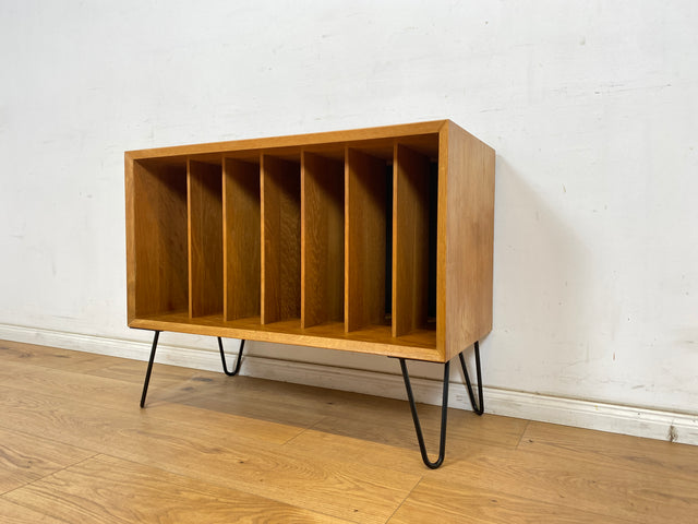 WMK Stilvolle, minimalistische Mid-Century Kommode für Schallplatten , 60er Jahre Korpus upcycled mit neuen Metallfüßen # Vinylschrank Regal Sideboard Bücherschrank Regal Schallplattenregal Vintage