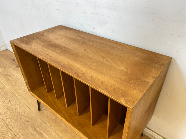 WMK Stilvolle, minimalistische Mid-Century Kommode für Schallplatten , 60er Jahre Korpus upcycled mit neuen Metallfüßen # Vinylschrank Regal Sideboard Bücherschrank Regal Schallplattenregal Vintage