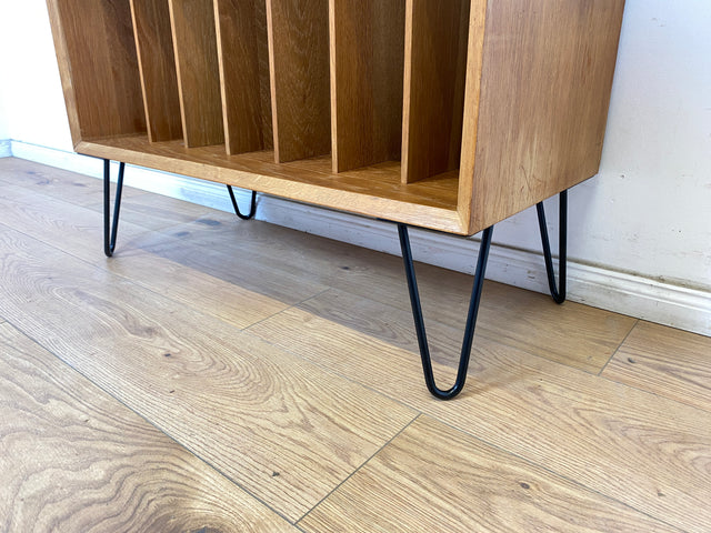 WMK Stilvolle, minimalistische Mid-Century Kommode für Schallplatten , 60er Jahre Korpus upcycled mit neuen Metallfüßen # Vinylschrank Regal Sideboard Bücherschrank Regal Schallplattenregal Vintage