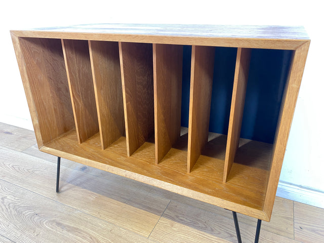 WMK Stilvolle, minimalistische Mid-Century Kommode für Schallplatten , 60er Jahre Korpus upcycled mit neuen Metallfüßen # Vinylschrank Regal Sideboard Bücherschrank Regal Schallplattenregal Vintage