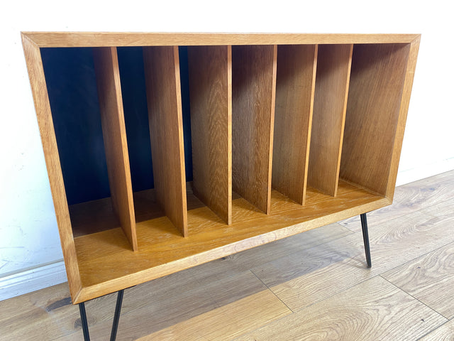 WMK Stilvolle, minimalistische Mid-Century Kommode für Schallplatten , 60er Jahre Korpus upcycled mit neuen Metallfüßen # Vinylschrank Regal Sideboard Bücherschrank Regal Schallplattenregal Vintage