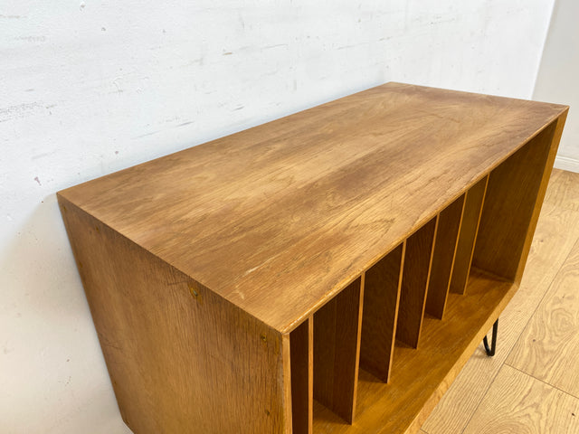 WMK Stilvolle, minimalistische Mid-Century Kommode für Schallplatten , 60er Jahre Korpus upcycled mit neuen Metallfüßen # Vinylschrank Regal Sideboard Bücherschrank Regal Schallplattenregal Vintage